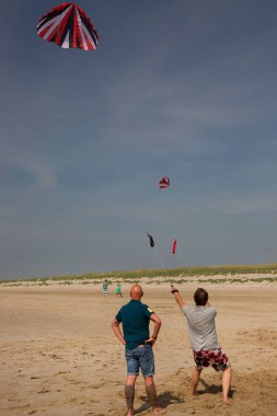 Sahilde uçurtmalı turist manzarası 