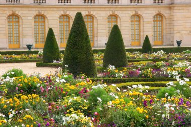 Yeşil çimenleri ve küçük gölü olan güzel bir bahçe.