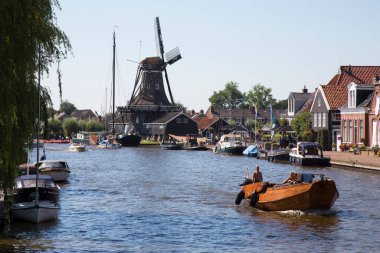 Güzel yel değirmeni manzarası