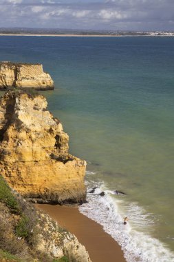 Güzel kayalık deniz manzarası