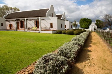 Tipik tarihi Hollanda sömürge çiftlikleri ve kırsal bir şehrin sokaklarındaki ev