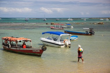 Tekneler ve insanlarla deniz manzarası
