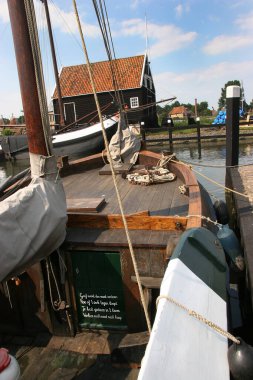 Hollanda 'da kanallardaki ahşap tekneler