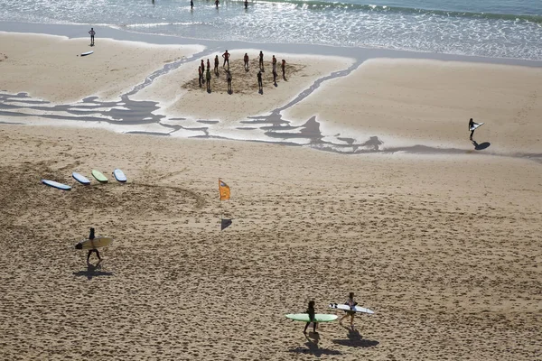 İnsanlar Atlantik Okyanusu kıyısında plajın tadını çıkarıyorlar.