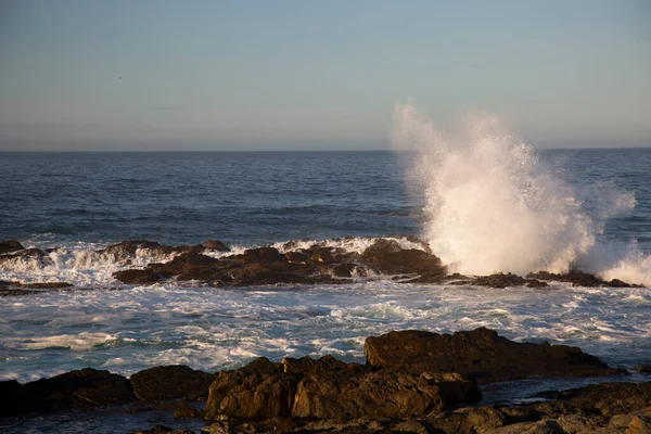 Ondas Batendo Praia — Fotografia de Stock