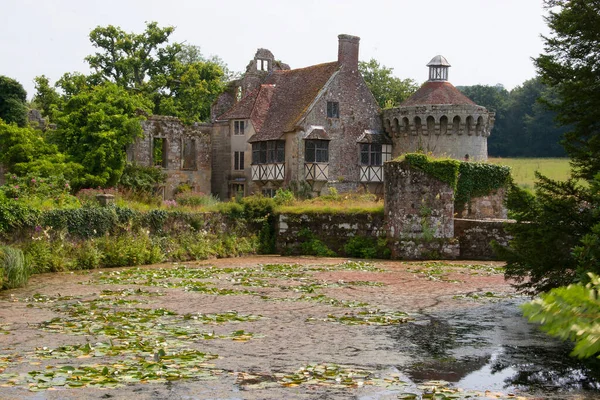 Güzel şato mimarisinin manzarası.