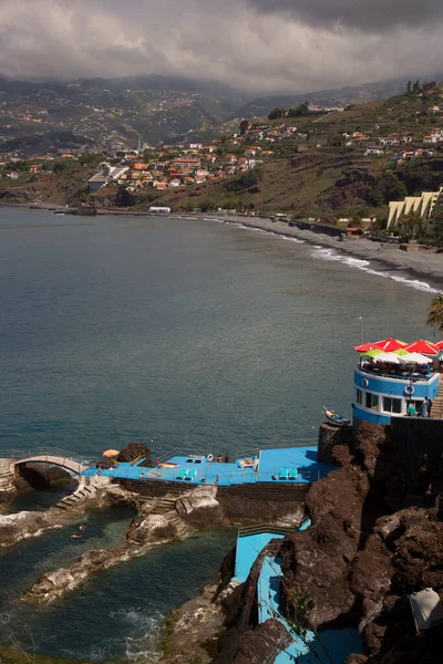 Deniz kıyısının güzel manzarası