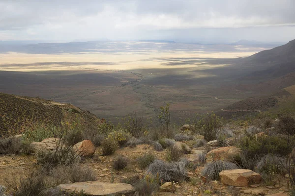 Dağ vadisinin güzel manzarası  