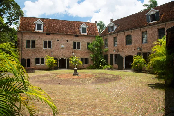 Beş köşeli kale şeklinde askeri kışlaları, ofisleri ve konutları olan tarihi sömürge yerleşkeleri 