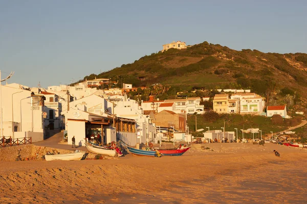 Deniz kenarındaki şehrin gün batımı manzarası