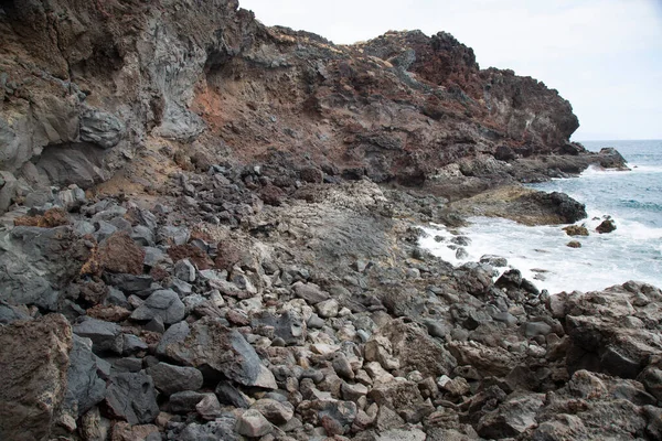 Güzel Deniz Manzarası Sahil Kayalıkları Fırtınalı Deniz — Stok fotoğraf