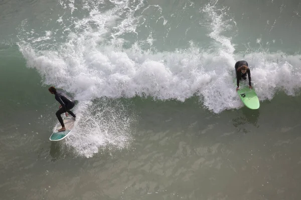 Denizin Dalgalarında Sörf Yapmak — Stok fotoğraf