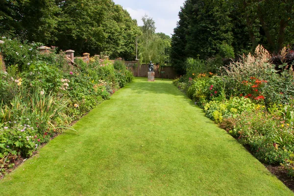 Güzel bir bahçe manzarası