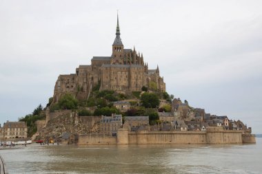 Le Mont-Saint-Michel Fransa 'nın Normandiya kentinde yer alan gelgit adası ve büyük bir kaledir.
