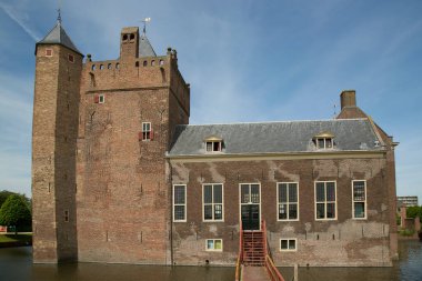 Görkemli eski demirli kale