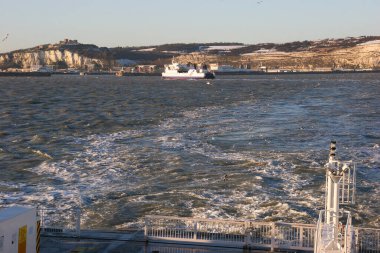 Nehir ve köprü ile deniz manzarası