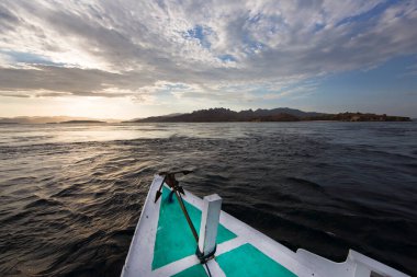 Güzel göl manzarası ve tekneden dağlar.