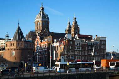 Tarihsel Sant Nicolas Bazilikası veya Amsterdam şehir merkezindeki kilise