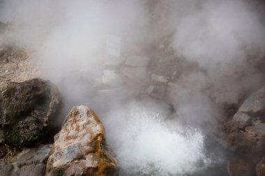 Furnas, Azores köyünün merkezine yayılmış gayzerler, kaplıcalar ve fümeroller.