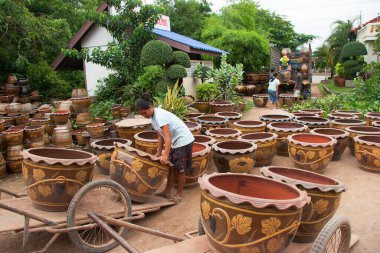 Dışarıda büyük vazoları olan thai insanları, seyahat fotoğrafları.
