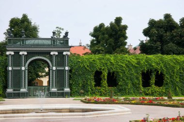 Bahçesinde fıskiyeler ve heykeller olan güzel saray bölgesi. 