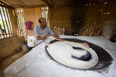 Kulübede unla çalışan bir adam, seyahat vuruşu.
