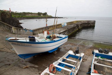 Deniz kıyısında balıkçı tekneleri