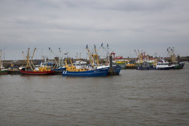 Bulutlu bir günde limanda tekneler