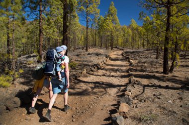 Dağlarda sırt çantalı tanınmayan turistler. Dağlarda sonbahar konsepti.