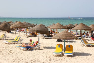 Sahildeki turist manzarası  