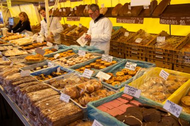 Şehirdeki geleneksel sokak pazarı