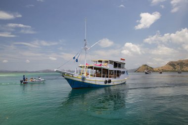 Denizde bir balıkçı teknesi