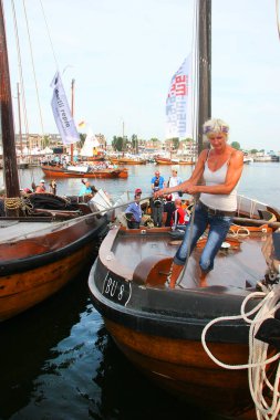 Seddin üzerindeki eski ahşap gemiler. 