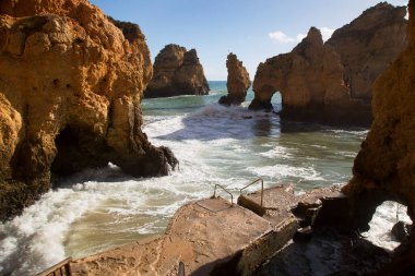 Güzel kayalık deniz manzarası