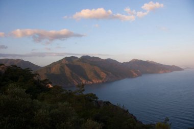 Denize ve dağlara bak.