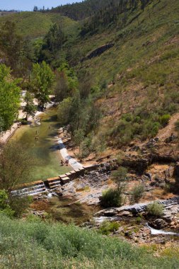 Dağlardaki dağ nehri