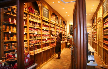 Modern bir çikolata dükkanının içinde.