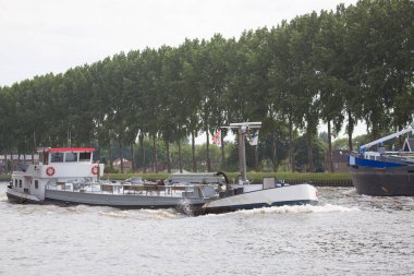 Su kanalında hareket eden gemilerin görüntüsü