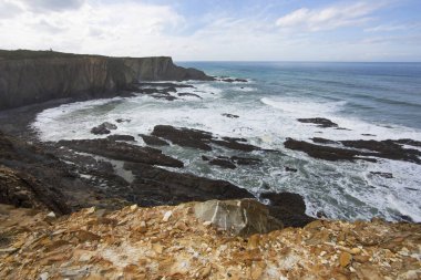 Dalgalar kayalara çarpıyor.