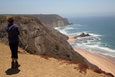 Praia da Bordeira, Kosta Vicentina doğal parkında, Carrapateira ve Bordeira köylerinin yakınında yer alan bir sahil..