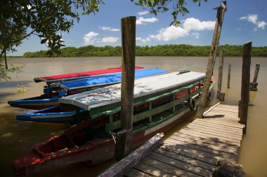 Gölde tahta bir tekne.