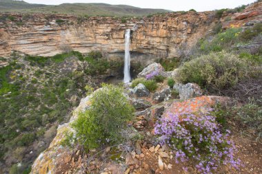 Dağlarda güzel bir şelale 