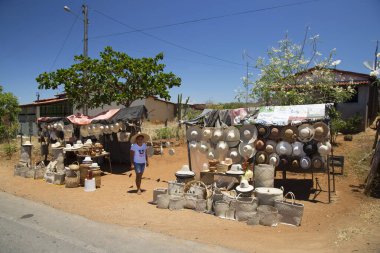Yol kenarında şapka satıyorum.