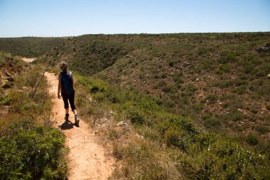 Yürüyüş yolunda yürüyen bir kadın. 