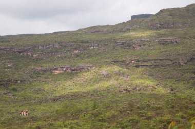 Tepeleri ve yeşillikleri olan güzel manzara.