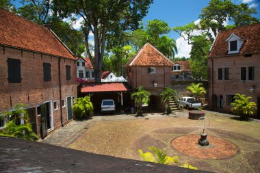 Eski tarihi kalenin avlusu.