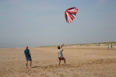 Sahilde uçurtmalı turist manzarası 
