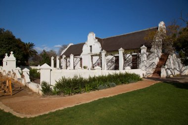 Kırsal kesimlerdeki eski bir Hollanda çiftlik evi.