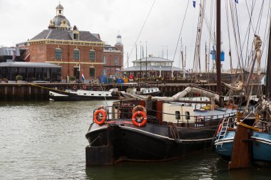 Rıhtımda demirlemiş teknelerin manzarası