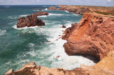 Kayalıkları ve mavi gökyüzü olan güzel sahil 